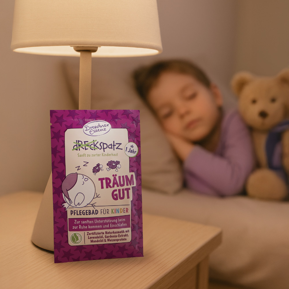 Das Pflegebad steht auf einem kleinen Nachttisch unter einer brennenden Nachtlampe. Im Hintergrund schlaeft ein Kind friedlich.