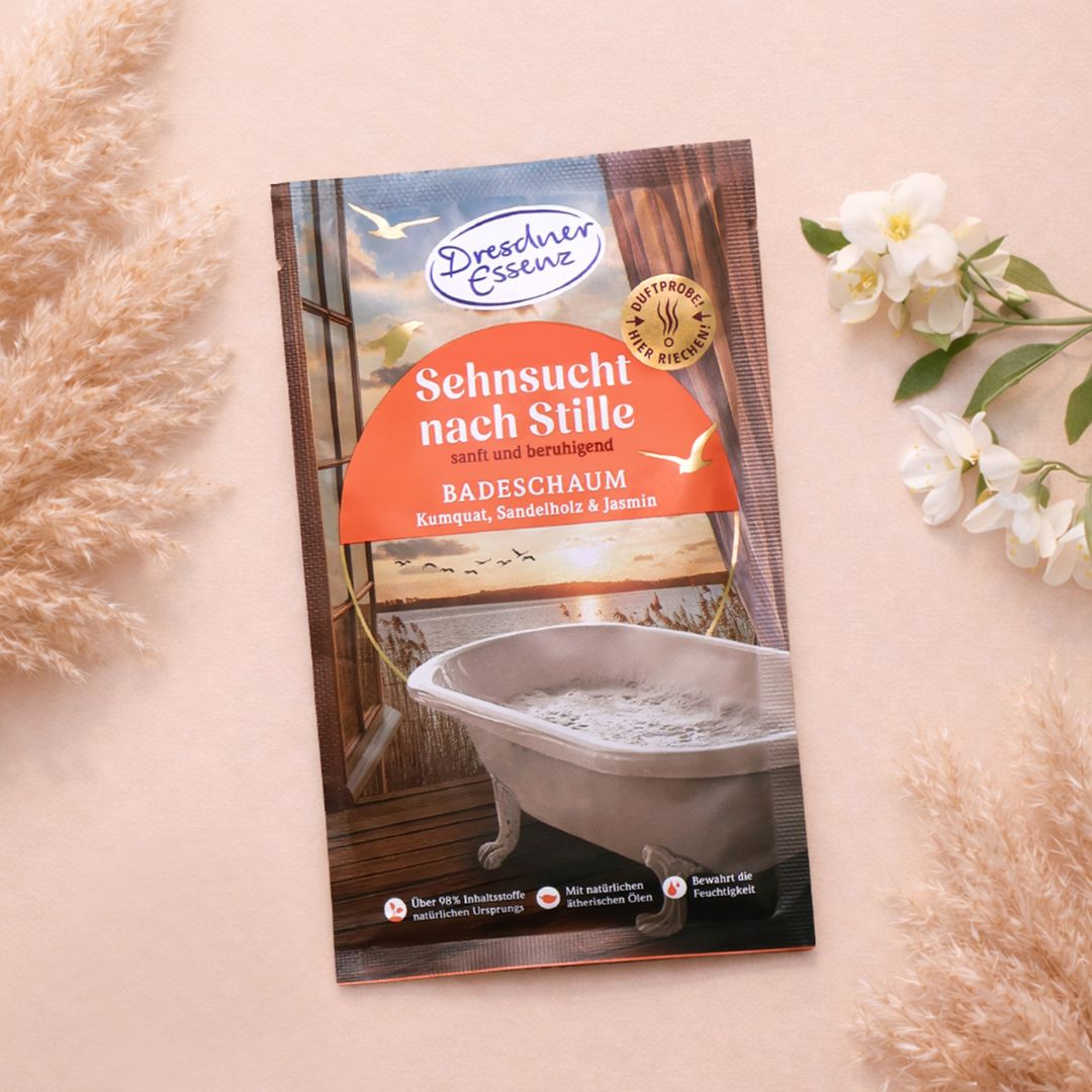 Der Badeschaum Sehnsucht nach Stille ist mit Pampasgras und Jasminblueten dekoriert.