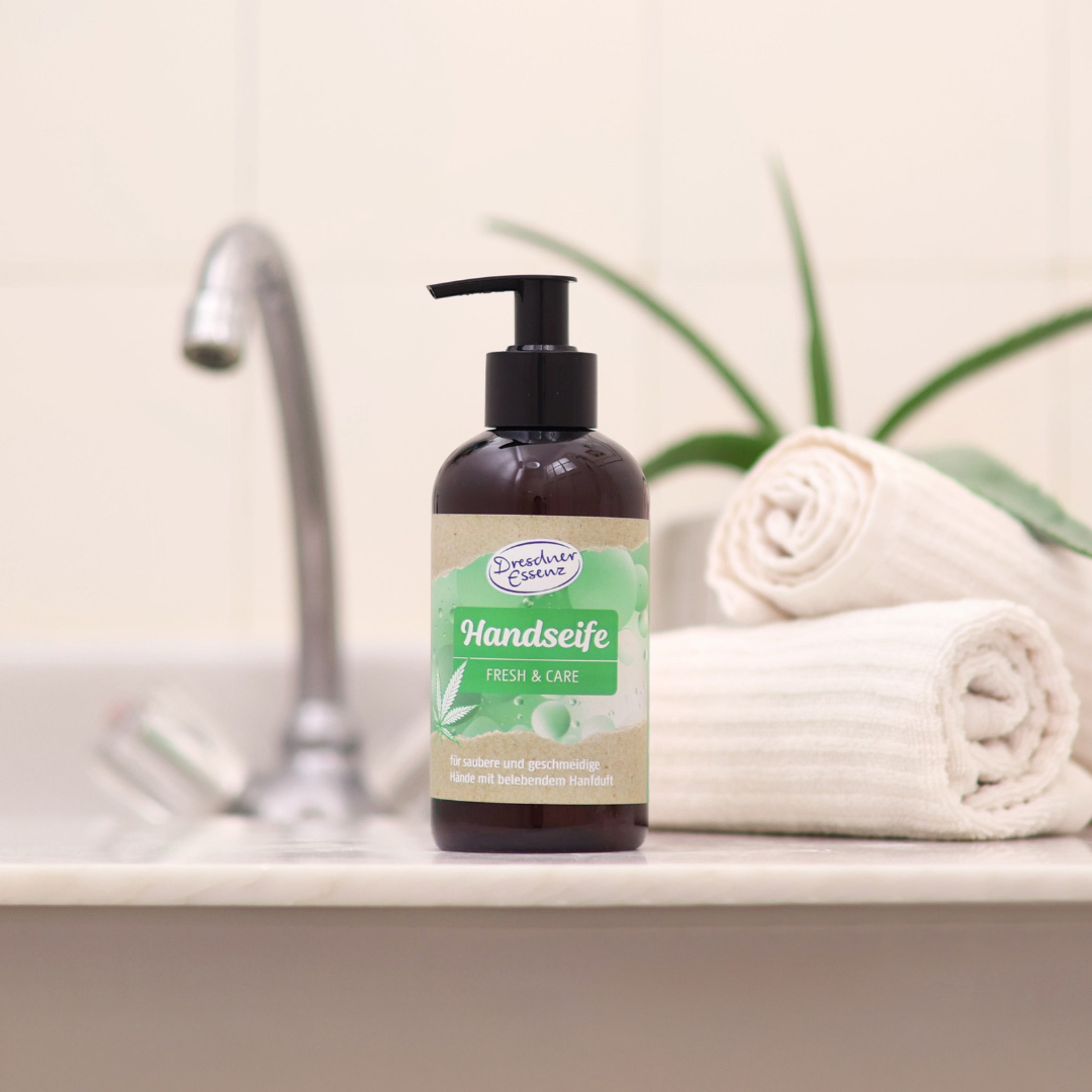 Die Handseife Fresh & Care steht auf einem Waschbecken.