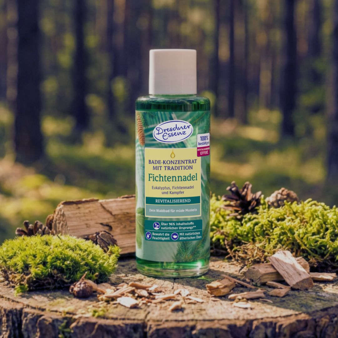 Das Badekonzentrat steht in einem Wald auf einem Baumstamm und ist umgeben von Holz und Moos.