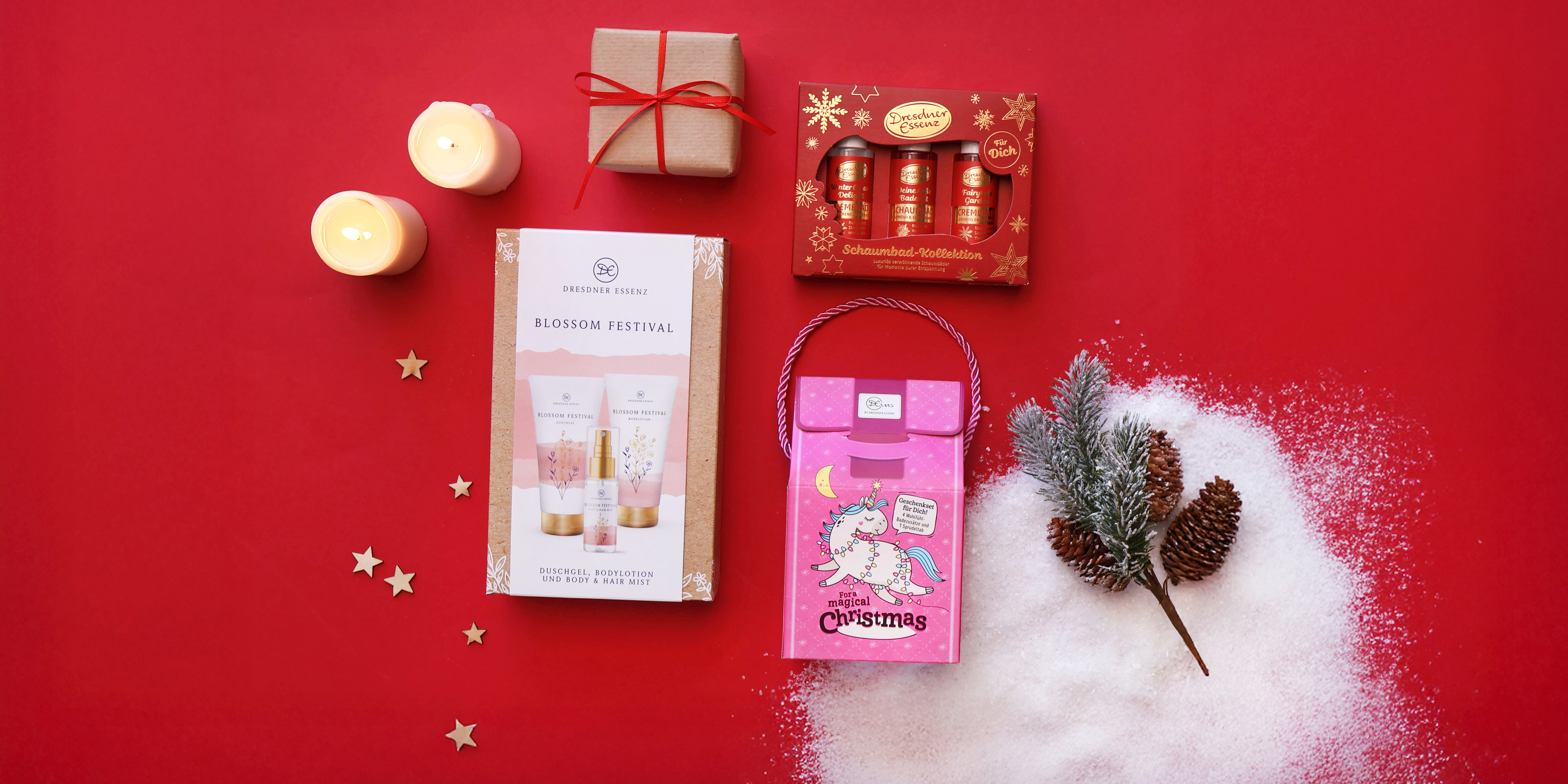 verschiedenen Geschenk-Sets liegen nebeneinander und sind weihnachtlich dekoriert