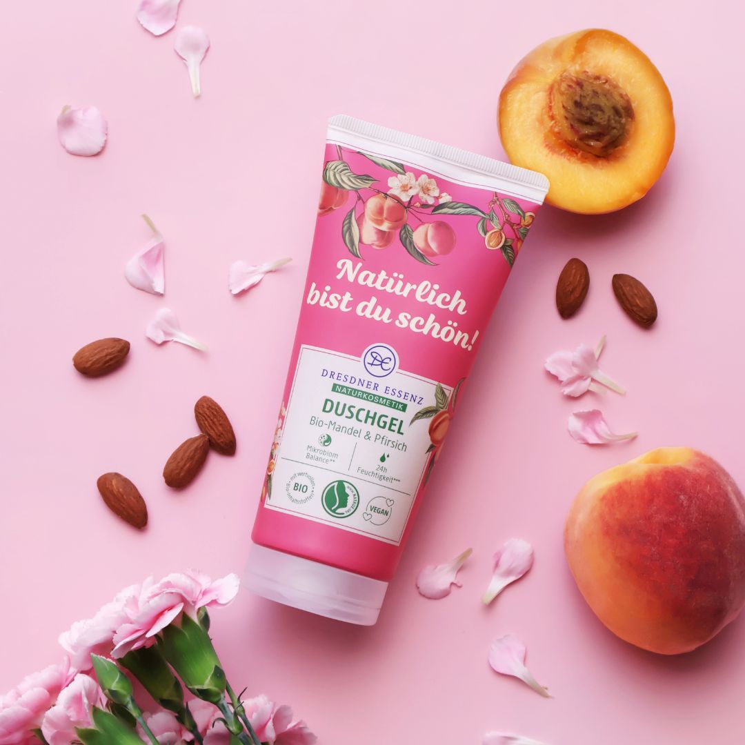 Das Duschgel ist dekoriert mit zarten Blueten und Blumen, Mandeln und Pfirsichen.