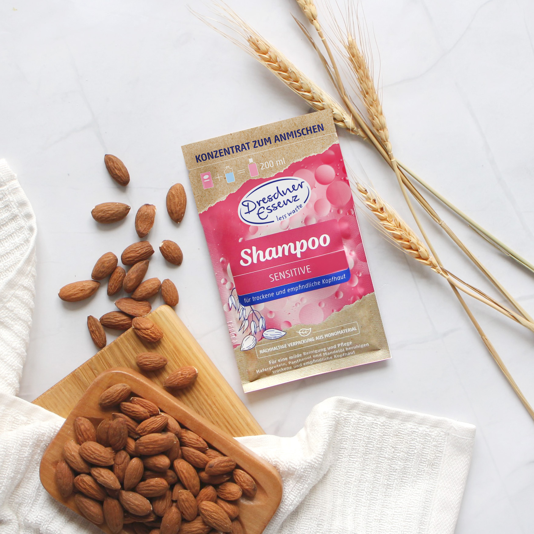 Shampoo liegt zwischen Handtuechern, mandeln und Hafer