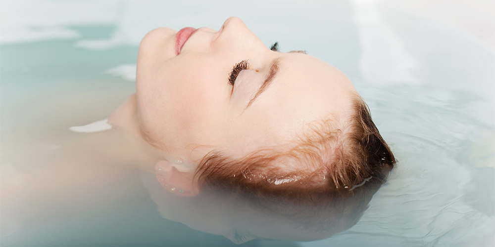 Nahaufnahme eines Kopfes einer jungen Frau, die in der Wanne entspannt