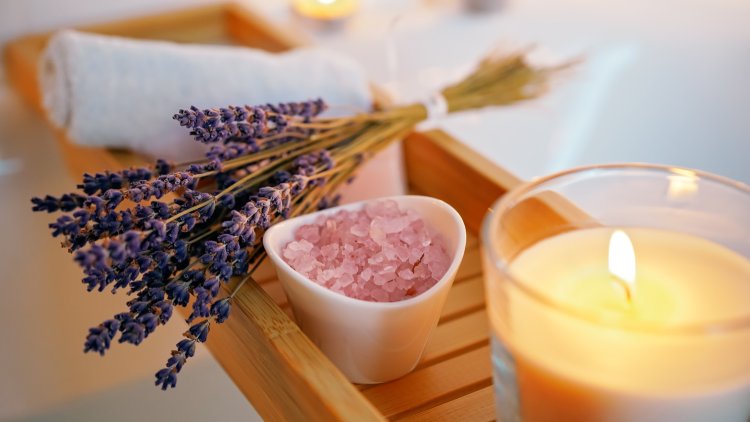 Badewanne mit Lavedel, Badesalz und Kerze