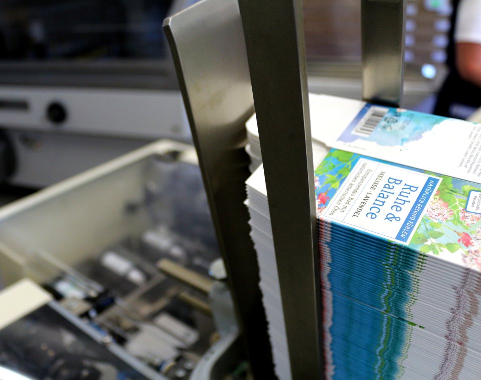 Abbildung von vielen Produktschachteln, in die die Dresdner Essenz Produkte verpackt werden.