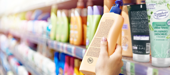 Produkte im Regal Zu sehen ist ein Supermarktregal mit verschiedenen Kosmetik- oder Pflegeprodukten. Im Vordergrund sieht man ein Pflegeprodukt welches aus dem Regal genommen wurde und vermutlich genauer angeschaut wird.