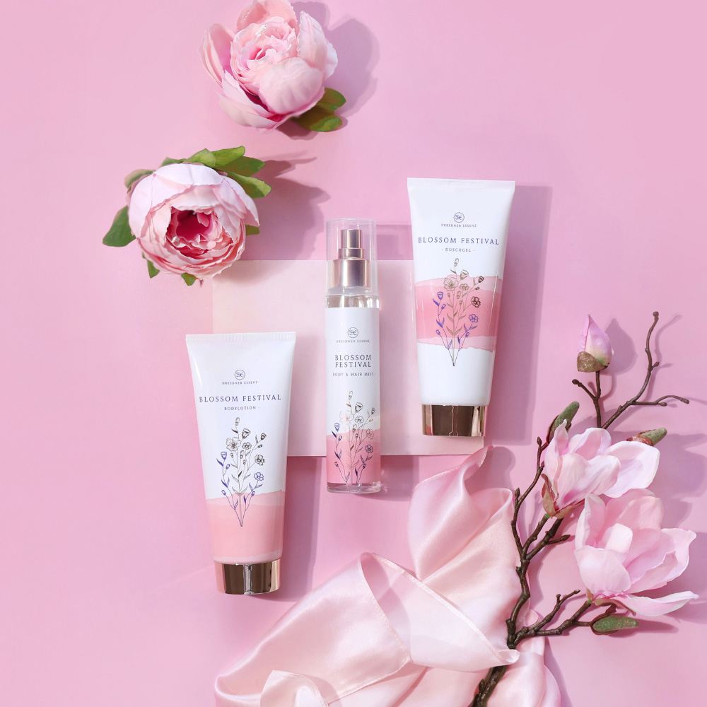 Blossom Festival Produkte liegen nebeneinander und sind umgeben von Blueten, Blumen und eleganten Stoffen