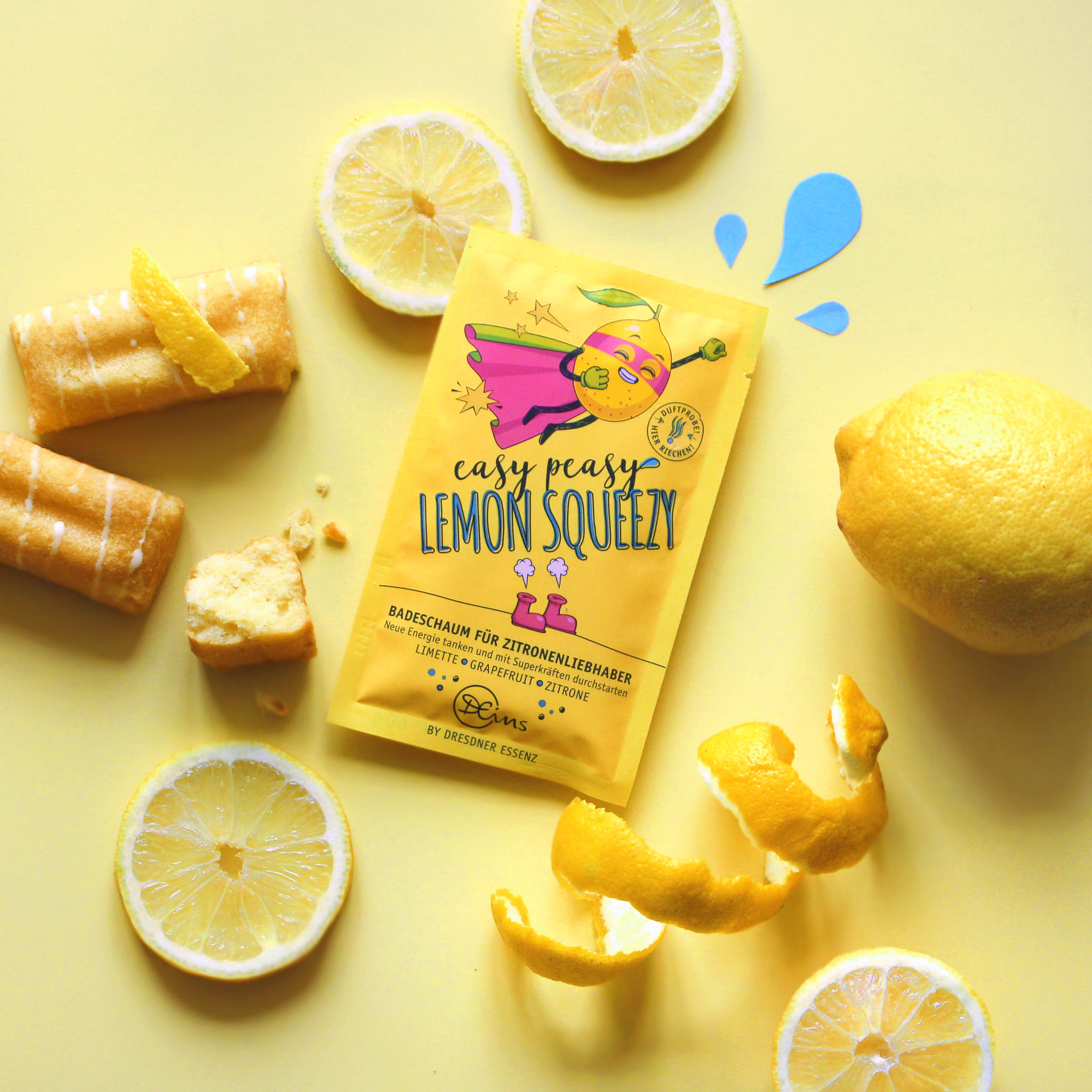 Easy Peasy Lemon Squeezy Badeschaum für Zitronenliebhaber liegt zwischen Zitronenscheiben, Zitronenschalen und Zitronenkuchen