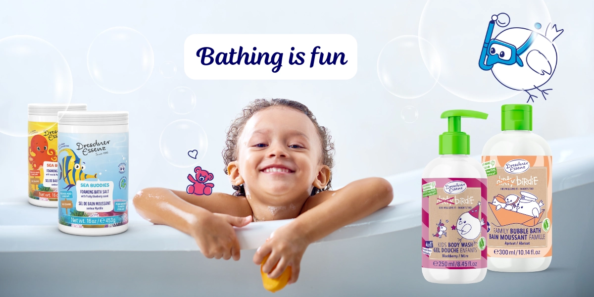 Ein Kind sitzt in der Wanne und laechelt. Um das Kind herum sind verschiedene Kinderprdoukte abgebildet sowie die Aussage "Bathing is fun".