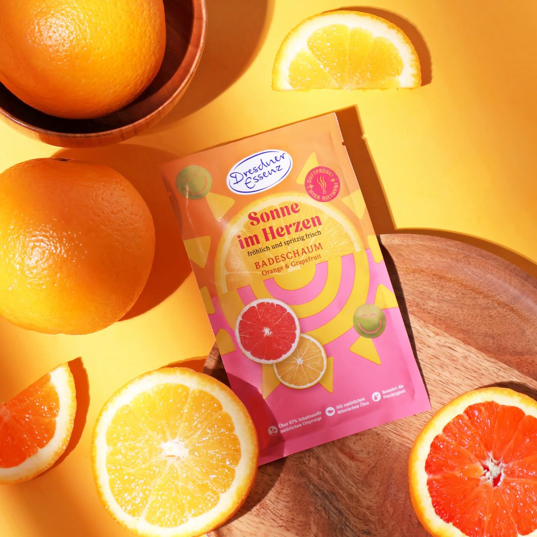 Der Badeschaum Sonne im Herzen ist mit Orangen und Grapefruits dekoriert.