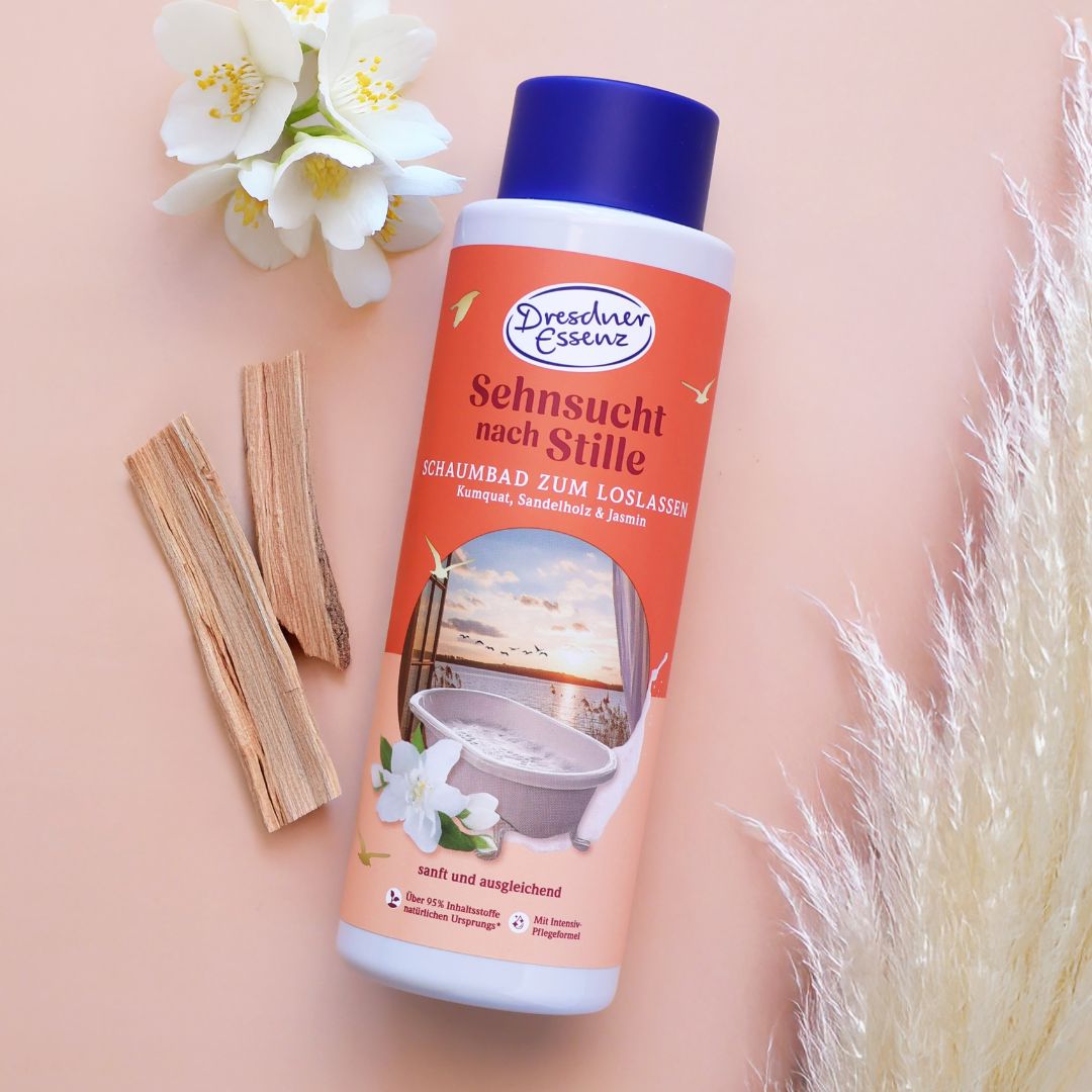 Das Schaumbad Sehnsucht nach Stille ist mit Sandelholz, Jasmin-Blueten und Pampasgras dekoriert.