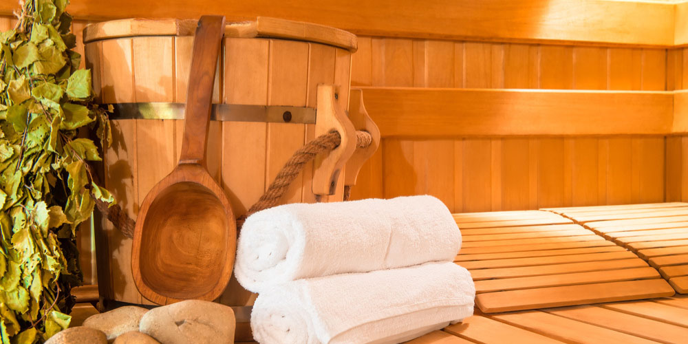 Moodbild Sauna Aufnahme in einer Sauna mit Handtuechern, einem Sauna-Eimer und weiterer Dekoration