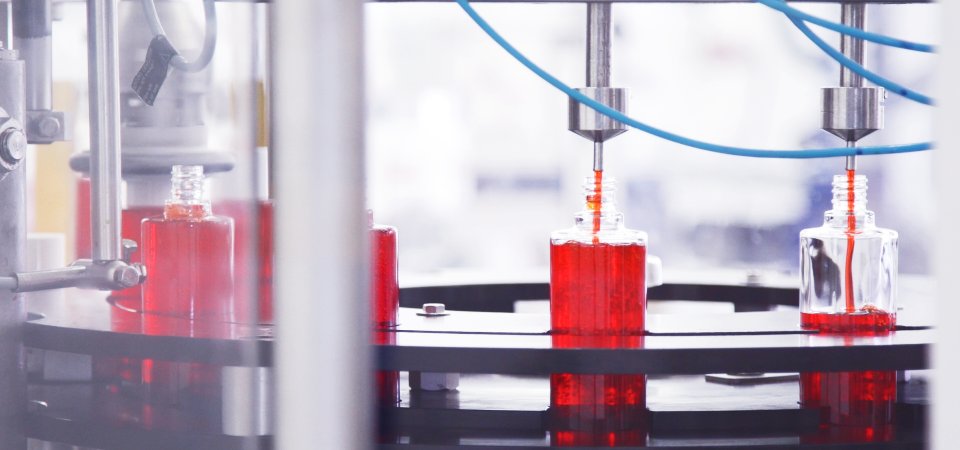 Abfuellanlage bei der Befuellung von Kosmetika