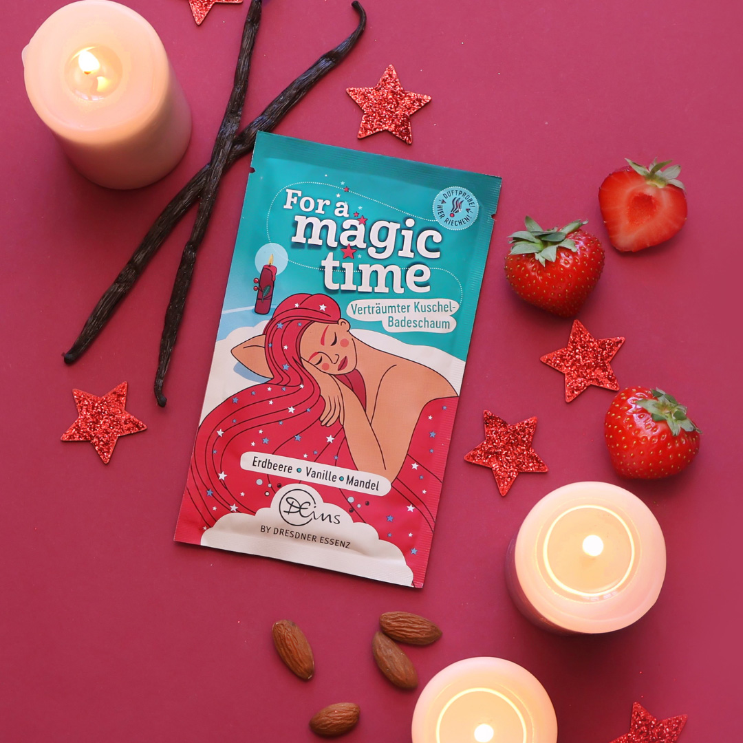 Der Badeschaum For a magic time ist ringsherum dekoriert mit Vanillestangen, Erdbeeren, Mandeln, Kerzen und Glitzer-Sternen.