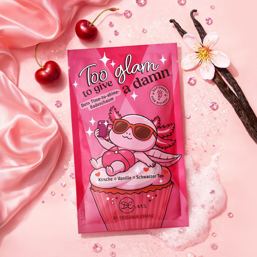 Der Badeschaum Too glam to give a damn ist mit elegantem Satin-Stoff, Kirschen und Vanille dekoriert.