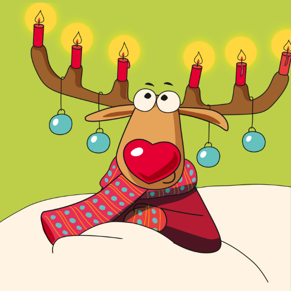 Ein Rentier ist mit einem dicken Schal eingekuschelt. Auf dem Geweih des Rentiers sind mehrere Kerzen platziert und vom Geweih baumeln Weihnachtskugeln herunter.