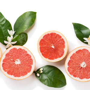 Nahaufnahme mehrerer aufgeschnittener Grapefruits