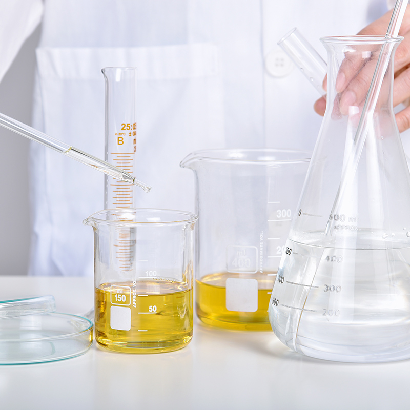 Abbildung verschiedener Reagenzglaeser, becherglaeser und Erlenmeyerkolben; in ein Becherglas wird mit einer Pipette eine Fluessigkeit gegeben