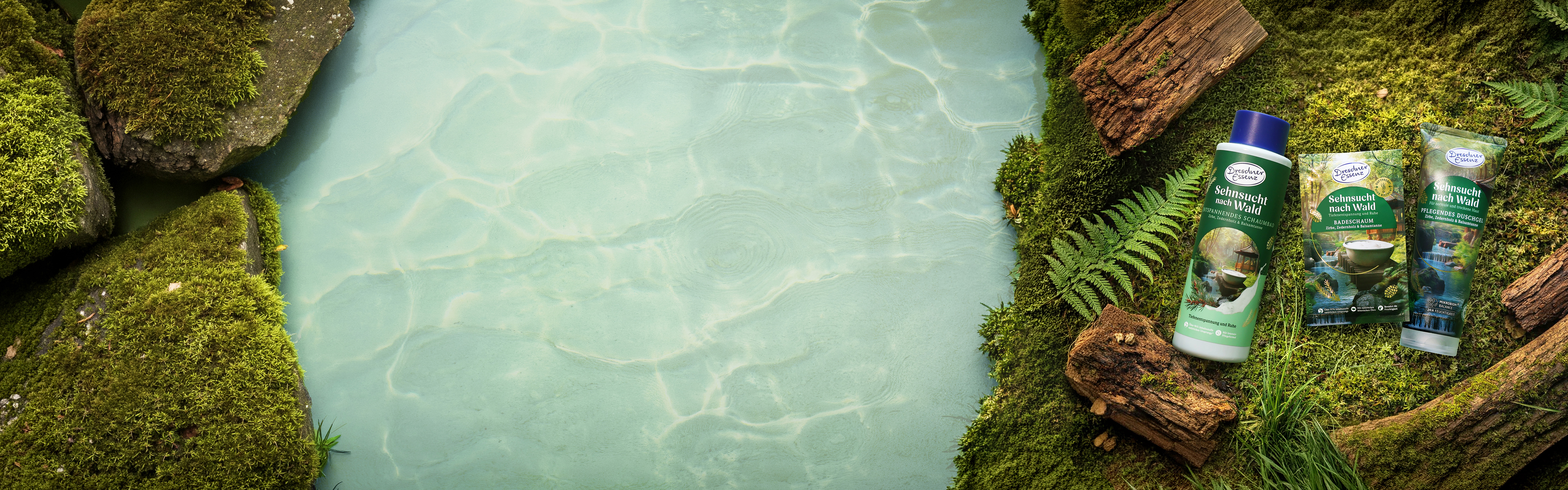 Anordnung des Badeschaums, Duschgels und Schuambads Sehnsucht nach Wald auf einem Waldboden