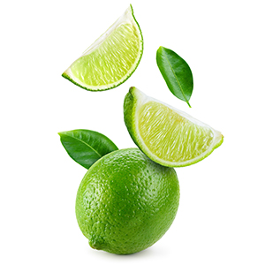 Nahaufnahme mehrerer Limetten-Schlitze sowie einer ganzen Limette