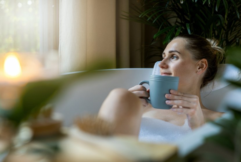 Frau gemütlich in der Badewanne