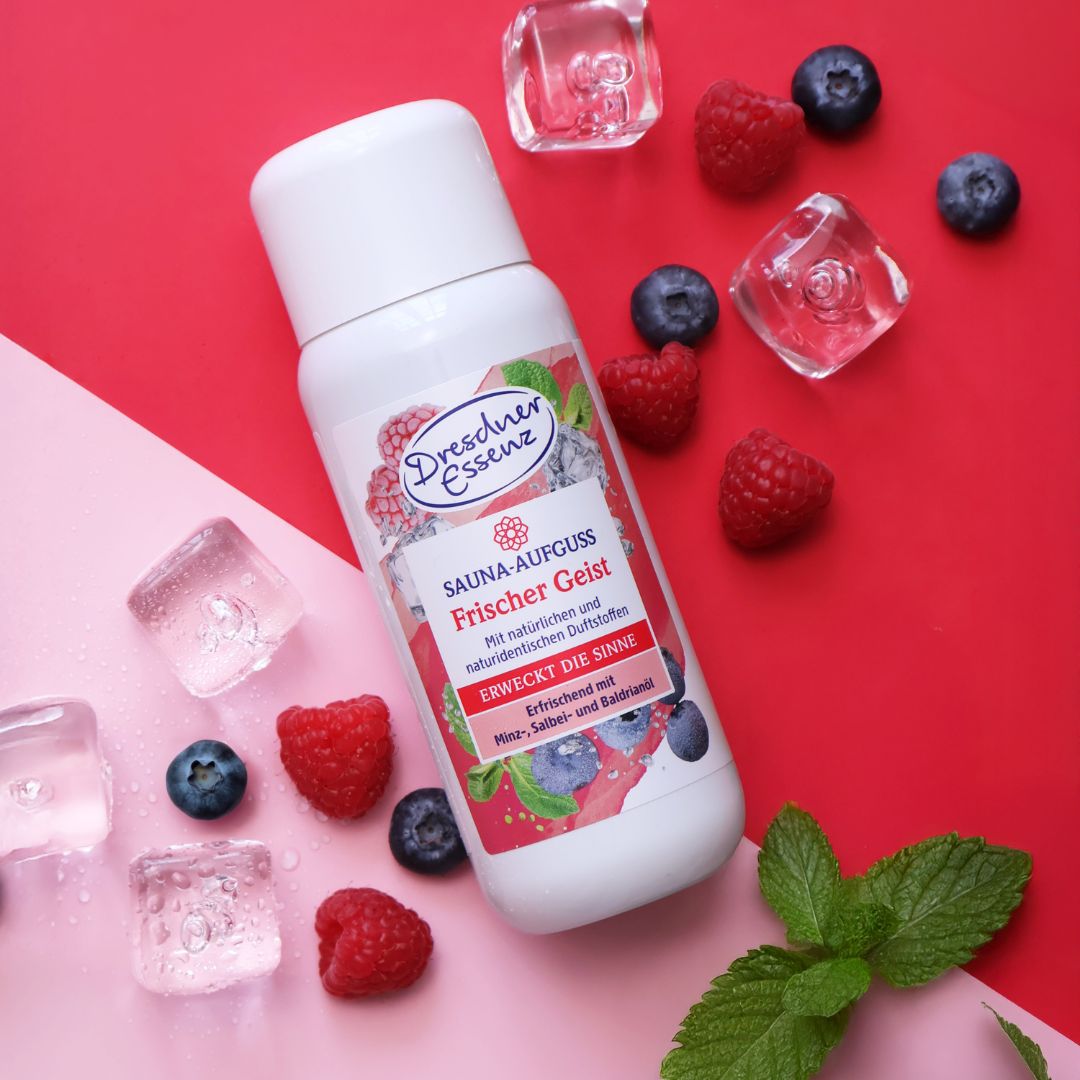 Der Sauna Aufguss Frischer Geist ist mit verschiedenen Beeren, Minzblaettern und Eiswuerfeln dekoriert.