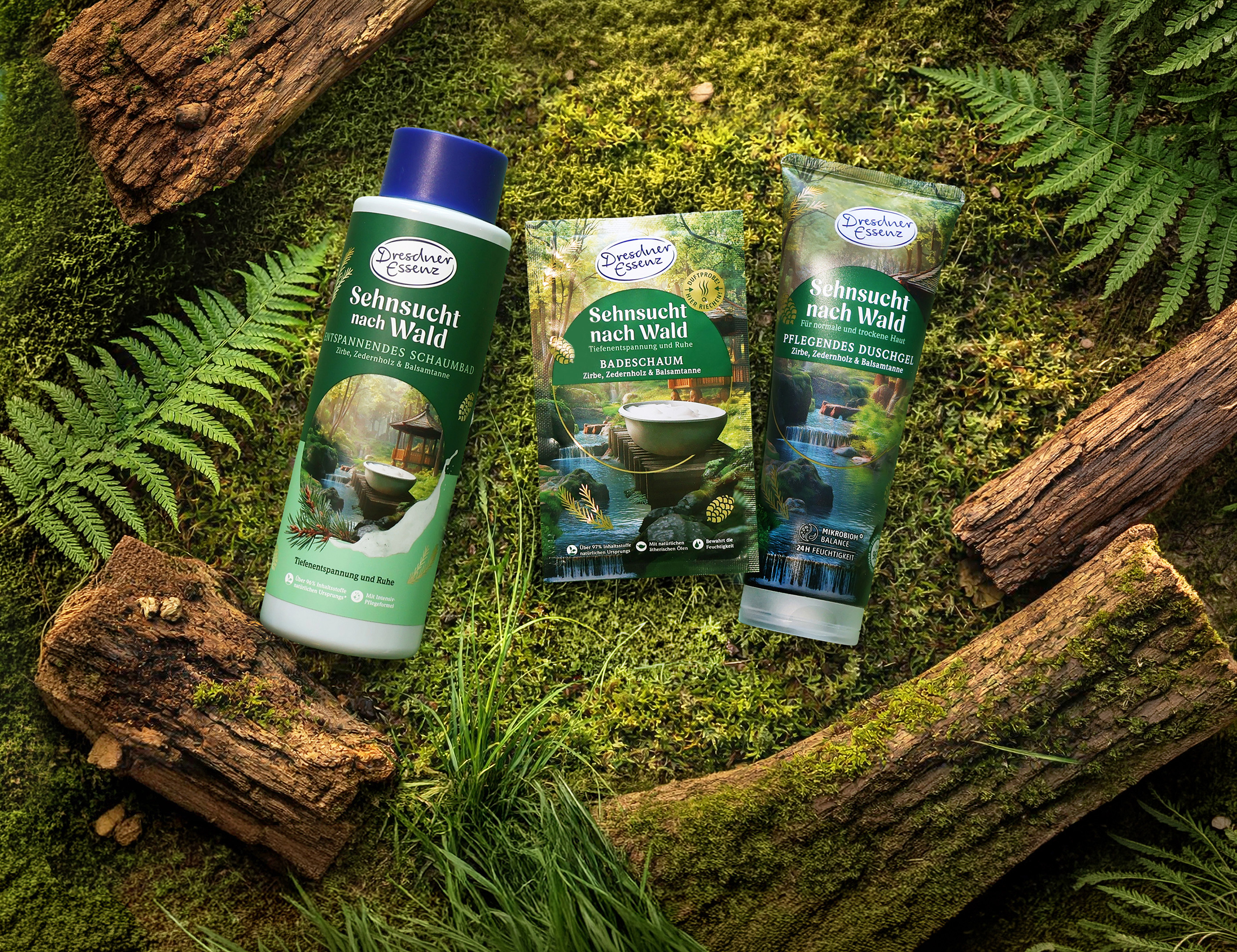 Anordnung des Badeschaums, Duschgels und Schuambads Sehnsucht nach Wald auf einem Waldboden