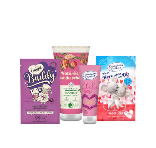 Produktabbildungen der Produkte Badeschaum Cuddle Buddy, Duschgel Bio-Mandel und Pfirsich, Duschgel Liebe und Badepuder Mein Herz gehoert nur Dir