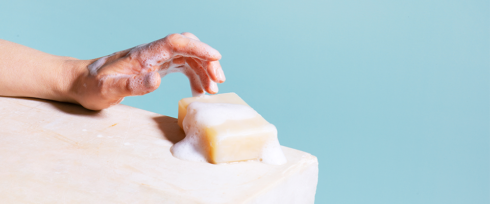 Abbildung eines nassen Seifenstuecks, nach dem gegriffen wird
